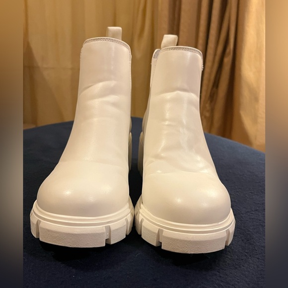 Steve Madden white Chelsea boots. Ankle-high. Chunky heel. Elastic side panel. 8 - Picture 6 of 12